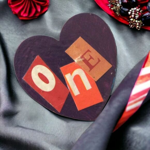 Valentines Day Brooch Heart One Pin Wood Handpainted Folk Art Simple Purple. - Picture 1 of 16